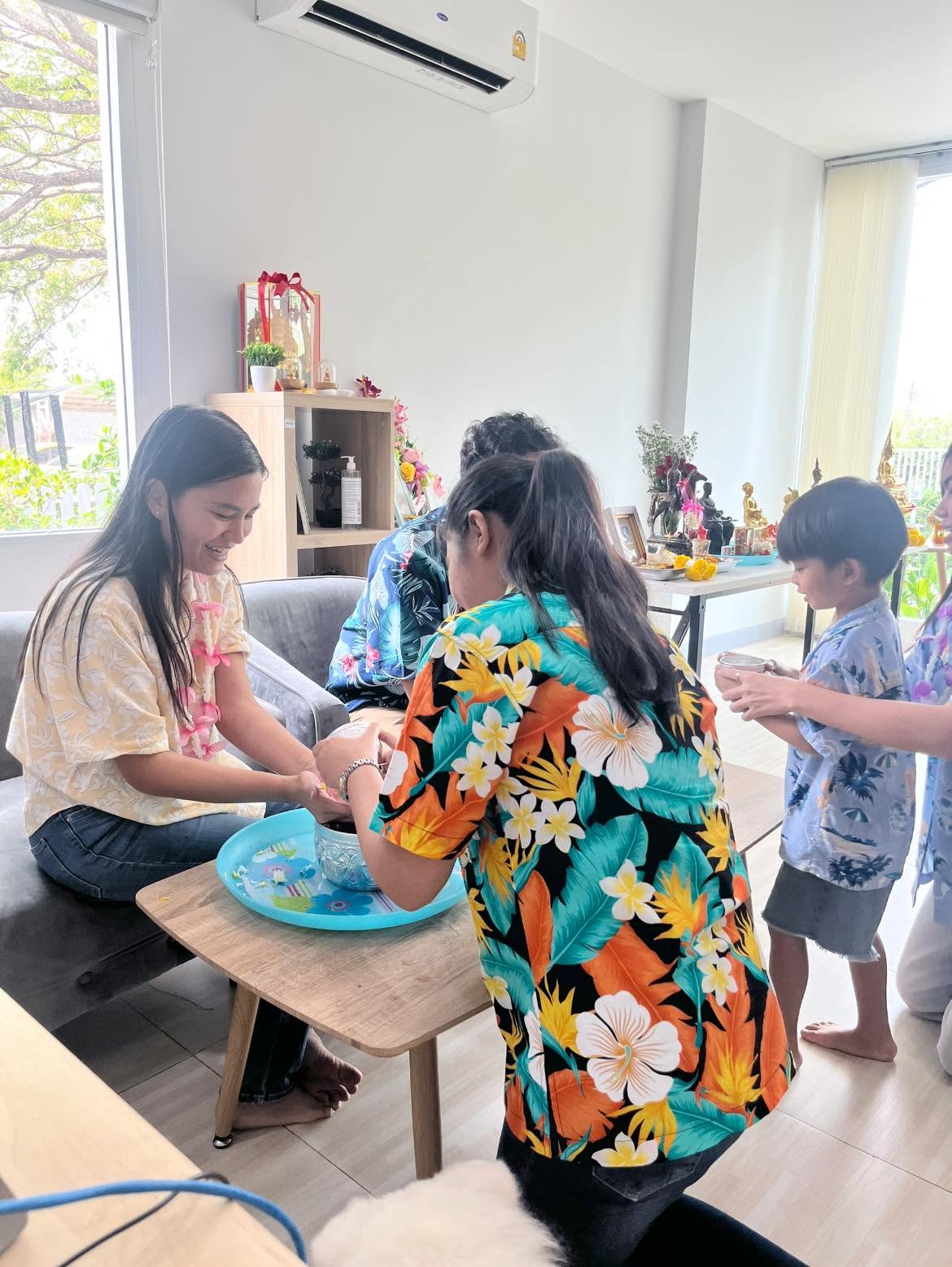 รดน้ำดำหัว เนื่องในวันปีใหม่ไทย